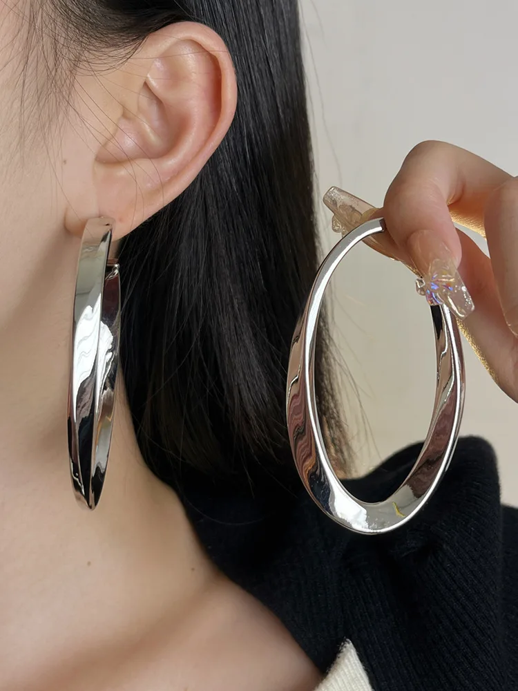 Большие металлические серьги-кольца