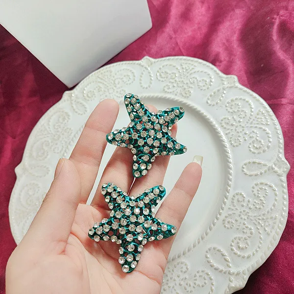 Женские серьги с кристаллами в виде морских звезд