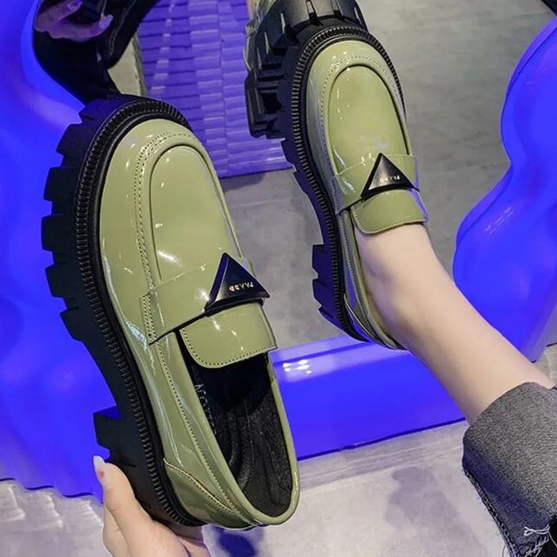 Женские туфли в британском стиле новые лоферы на толстой подошве лакированная