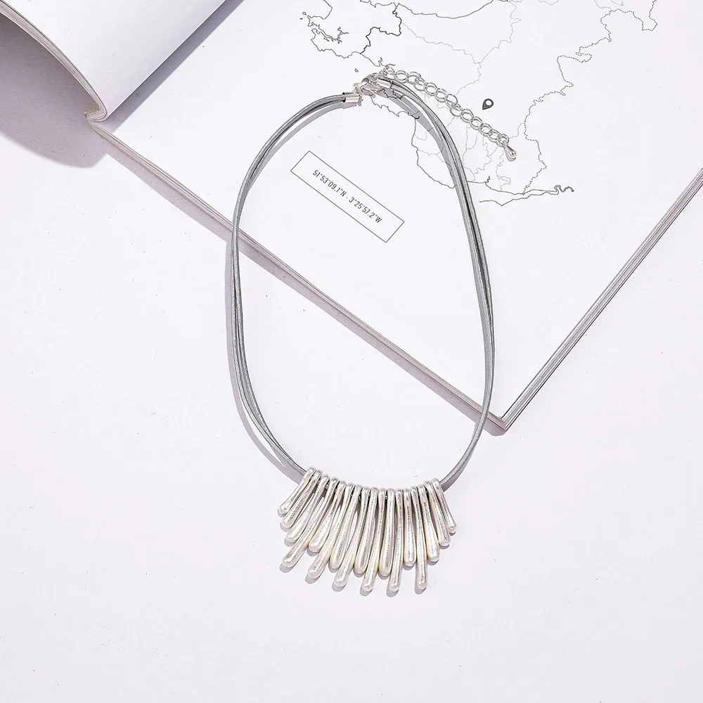 Женское ожерелье серебряного цвета