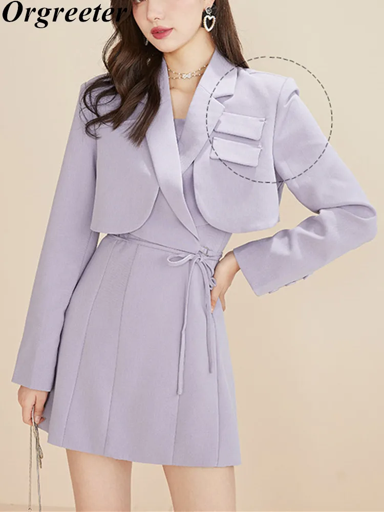 

Женский костюм из двух предметов: укороченный топ на бретельках и облегающее мини-платье без рукавов