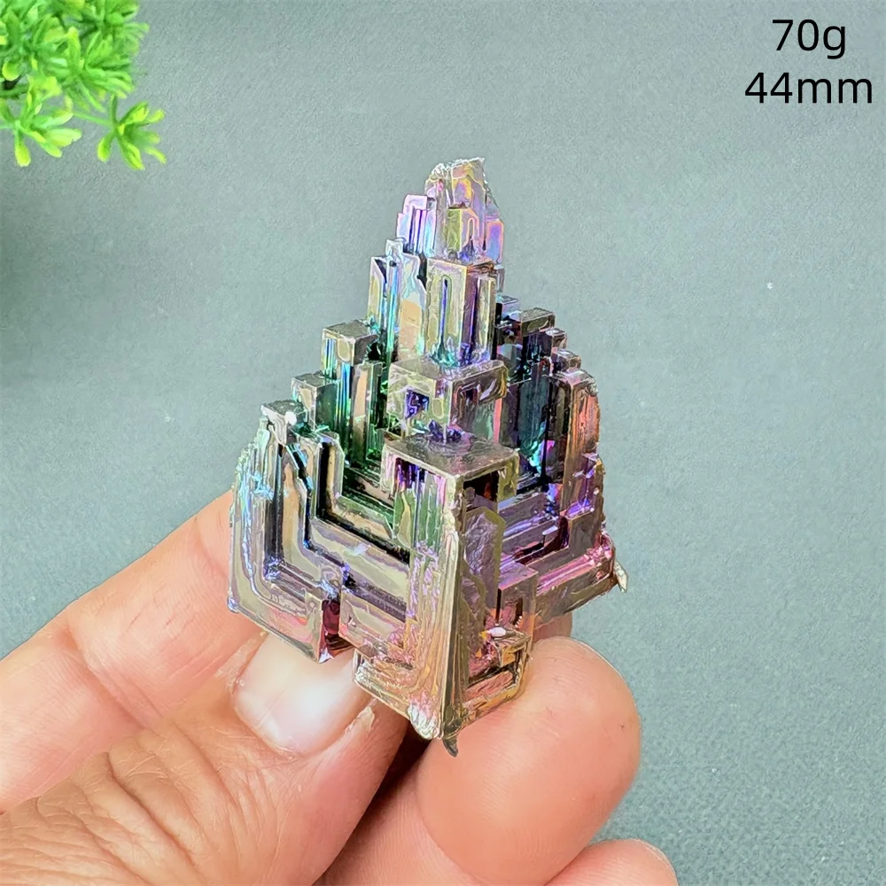 

Металлическая пирамида из бисмапта