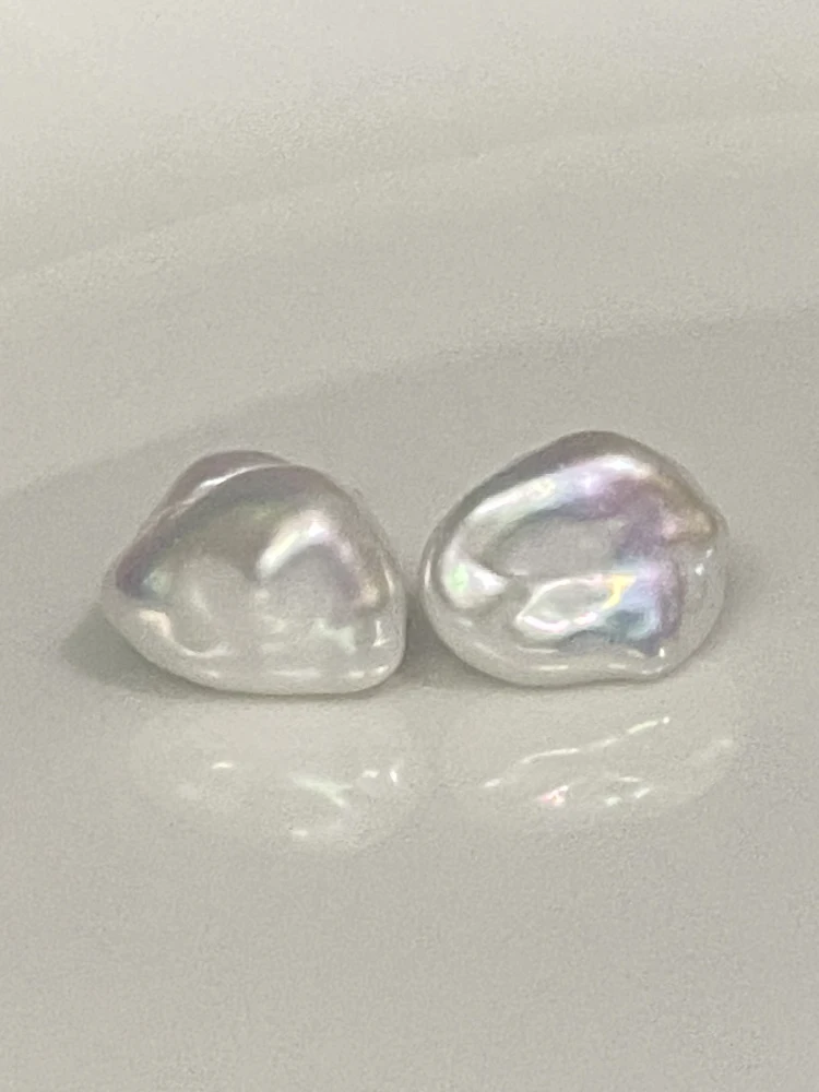 Натуральные водные белые нерегулярные серьги-гвоздики Авроры маленькие в стиле