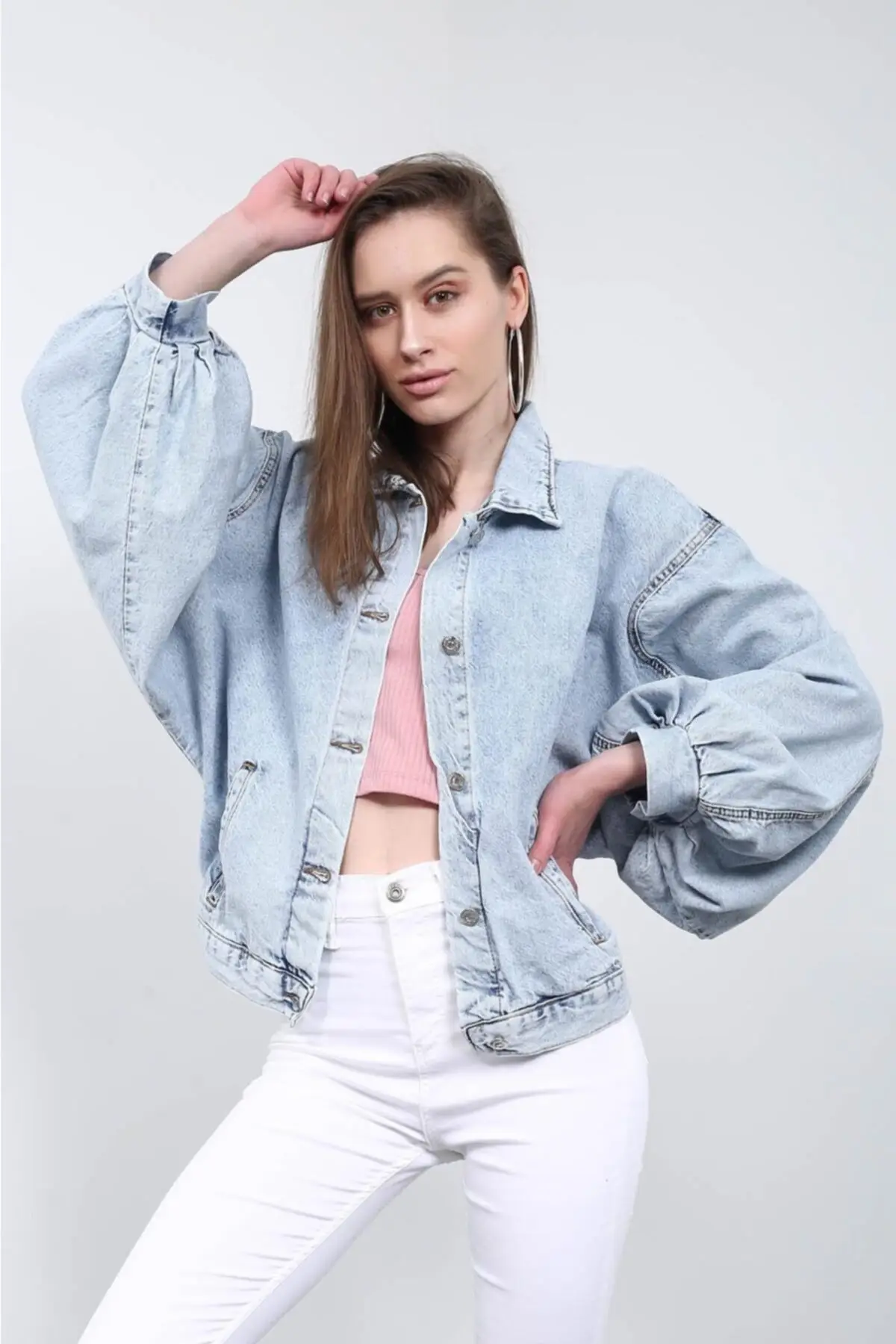 

Женская джинсовая куртка с карманами на руке