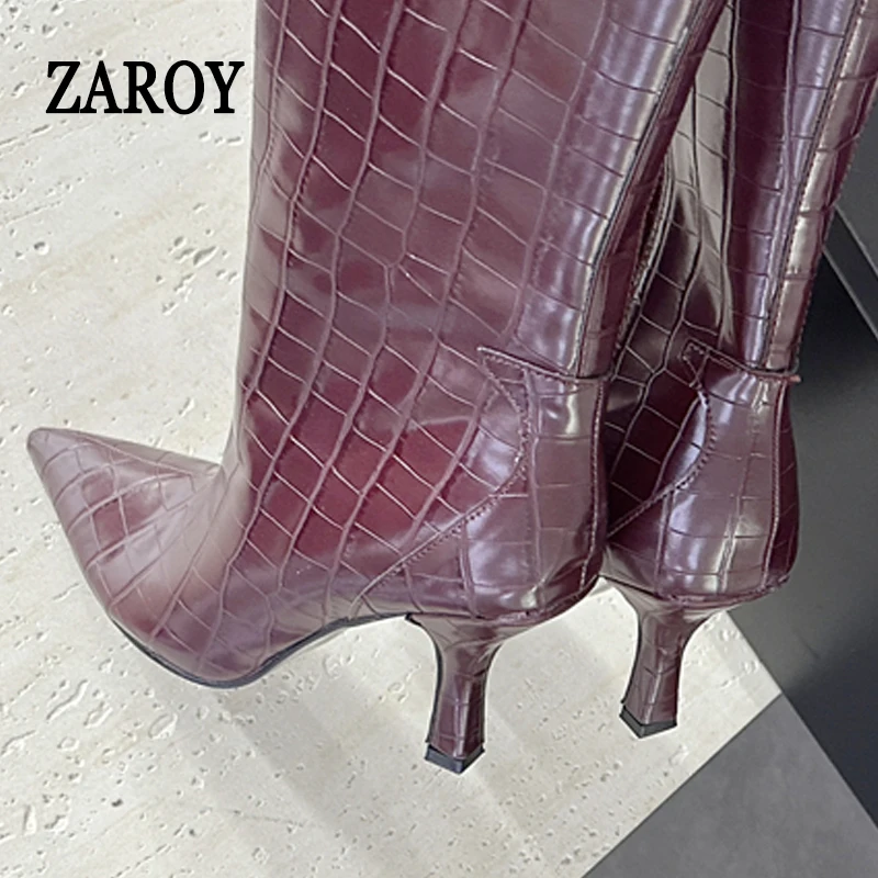 Фото Дизайнерские женские сапоги ZAROY бордового цвета до колена, на тонком каблуке, с острым носком, с боковой молнией, из искусственной кожи, длинные сапоги, роскошные сапоги для вечеринок №4