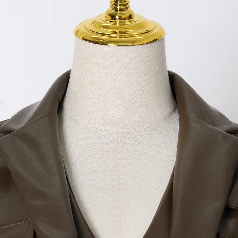 Куртка женская однобортная составного кроя с карманами V-образным вырезом и