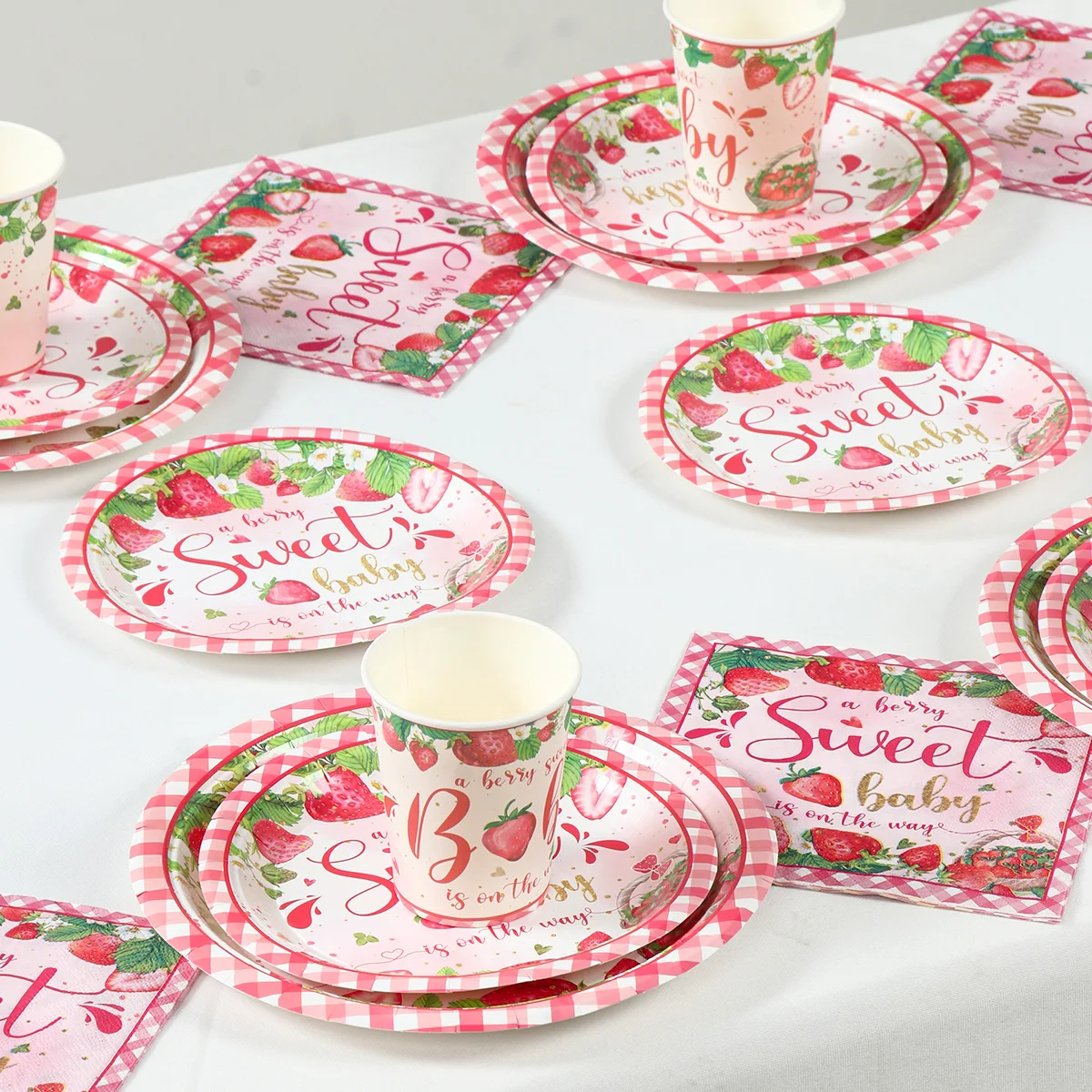 Одноразовая посуда с розовыми фруктами и клубникой 8 гостей