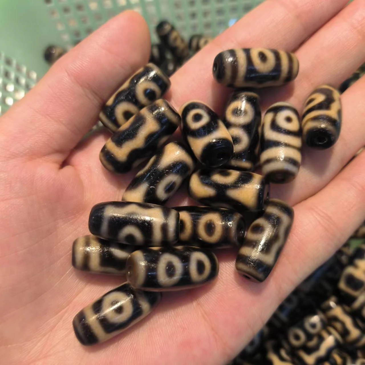 1pcs/lot Natural Old Agate Dzi various patterns black-brown weathered pattern ancient beads precious accessories gem jewelry diy
1pcs/lot Natural Old Agate Dzi various patterns black-brown weathered pattern ancient beads precious accessories gem jewelry diy