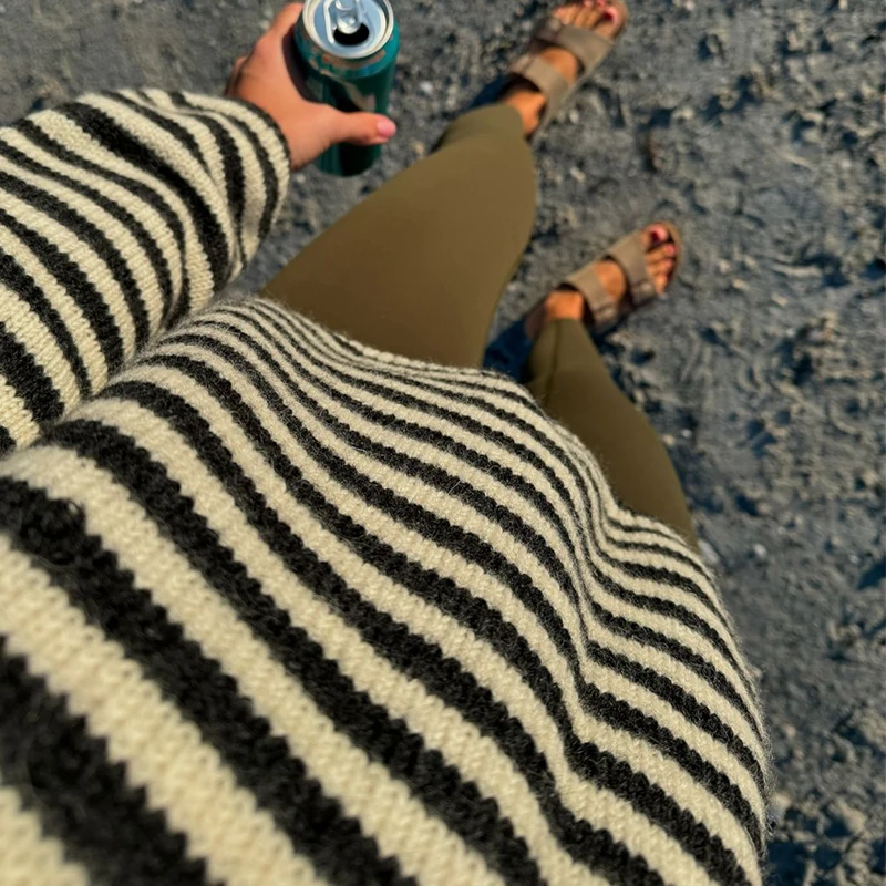 Женский трикотажный свитер с круглым вырезом