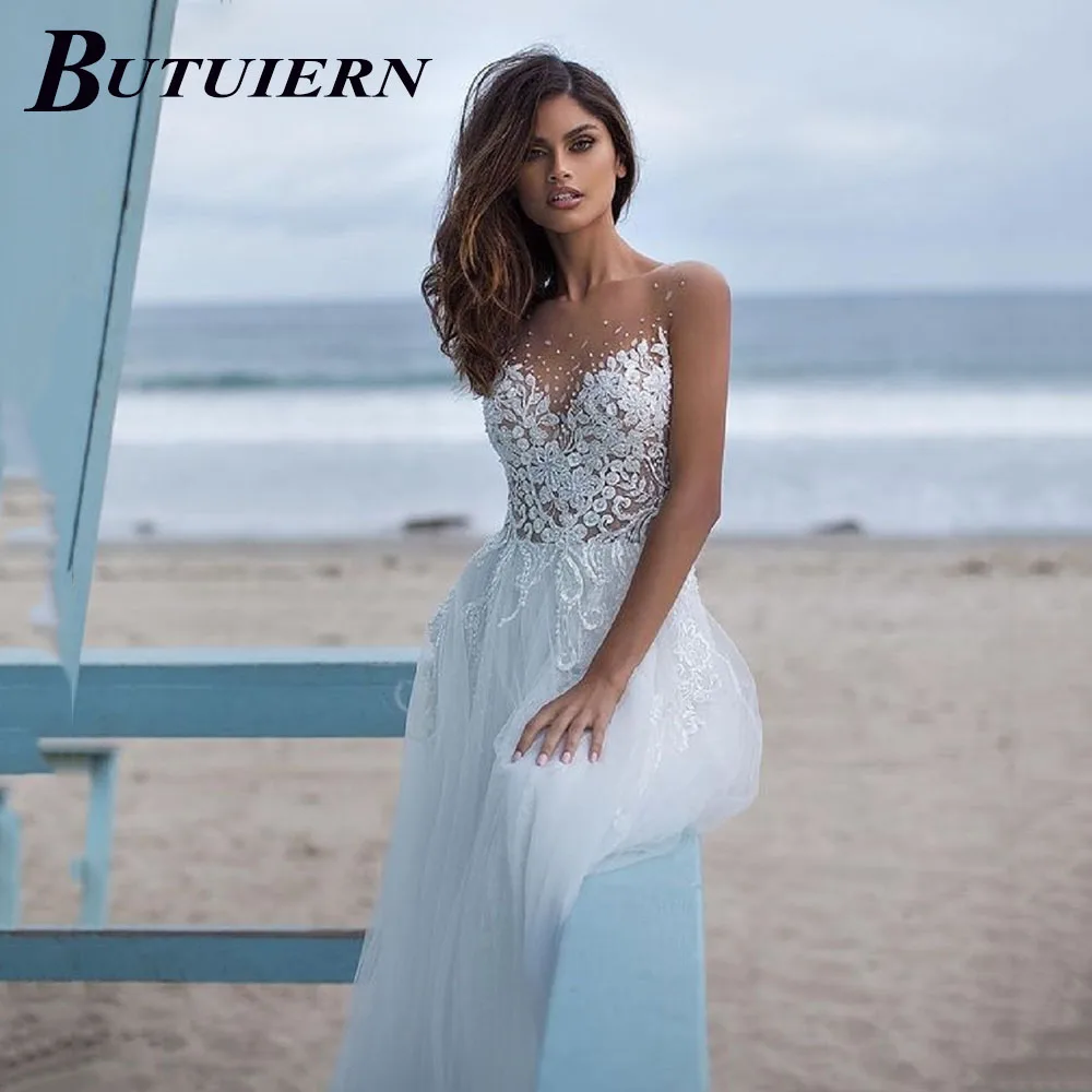 

Свадебное платье с аппликацией, круглым вырезом и пуговицами сзади