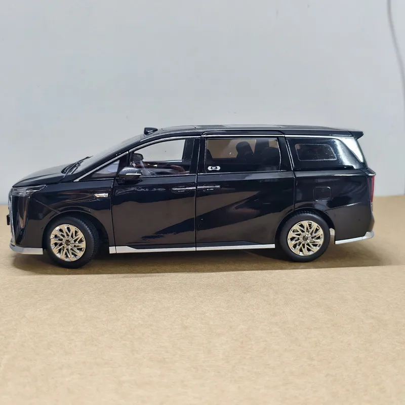Фото Масштабная модель автомобиля M8 Trumpch PHEV L из литого металла, 1:18 №4