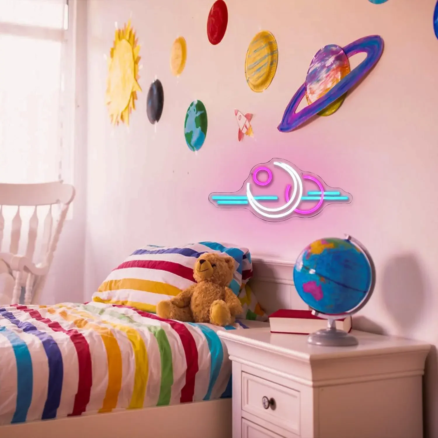 Неоновая вывеска в виде Солнца и Луны