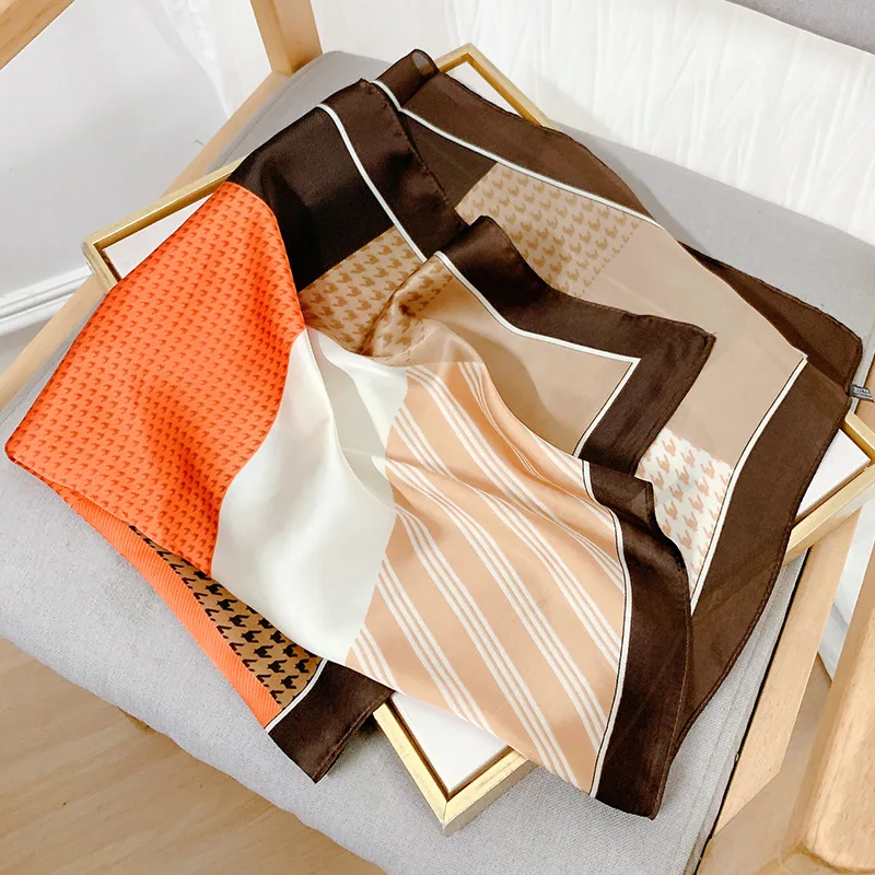 

Четырехсезонный квадратный модный платок Новый 70x70 см дорожный головной убор 2022 женский шелковый шарф с принтом популярный стиль пляжная ф...