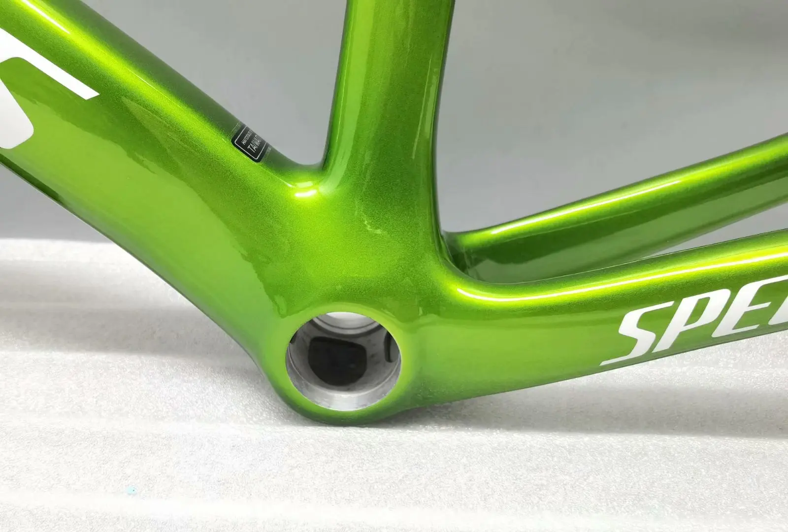 

Hot sale road bike carbon frame disc brakes frame set High quality Fit both DI2 and Mechanical group thru axle 100*12 142*12mm