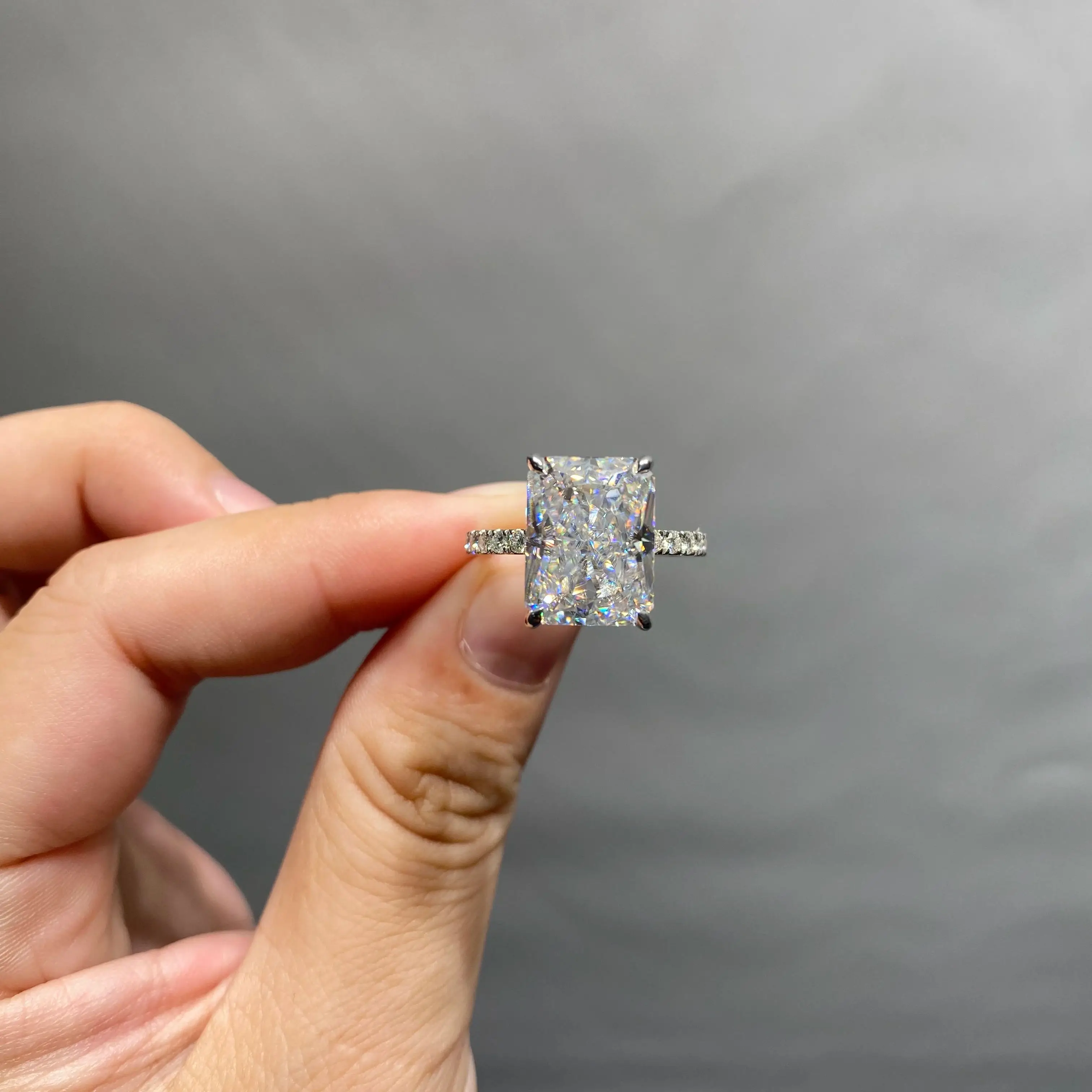 Кольцо AUAOJEWEL из белого золота 18 карат с муассанитом сияющей огранки 7 5 карата