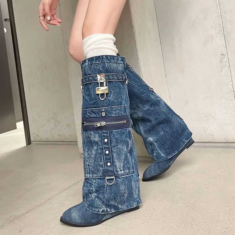 

Женские джинсовые сапоги до колена, синие сапоги на высоком каблуке, с заклепками, на молнии, с металлической пряжкой, размеры 34-43, черные, белые