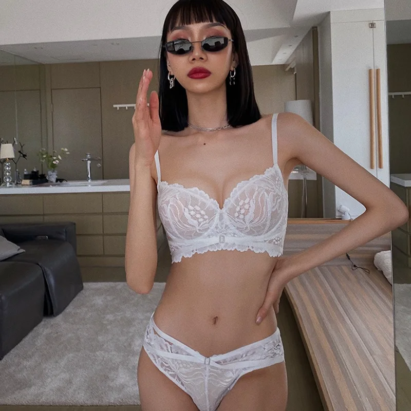 

Комплект женского кружевного нижнего белья с цветочной вышивкой