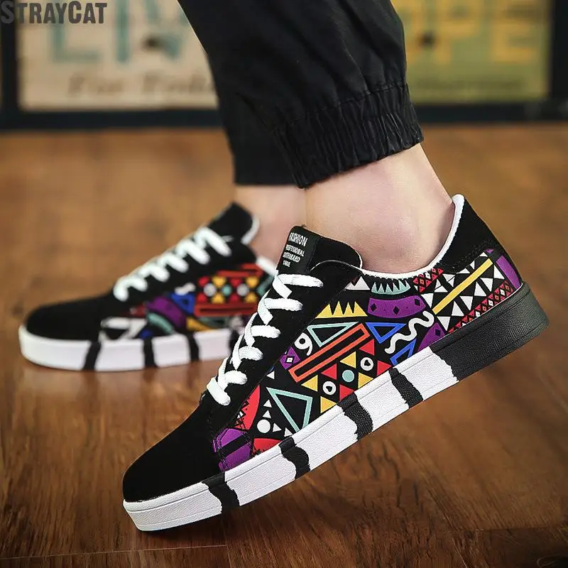 

New Mens Casual Canvas Shoes Sneakers Lightweight Comfortable Graffiti Mens Shoes Zapatos De Hombre Kanye West Loafers