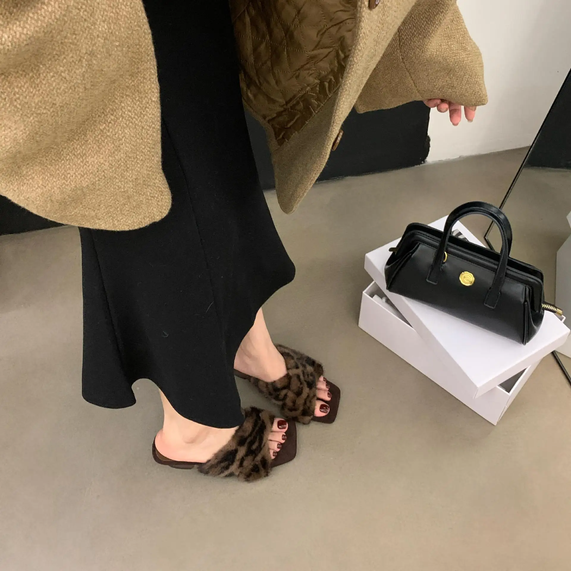 Леопардовая обувь плюшевые тапочки для взрослых из флока женские шлепанцы с