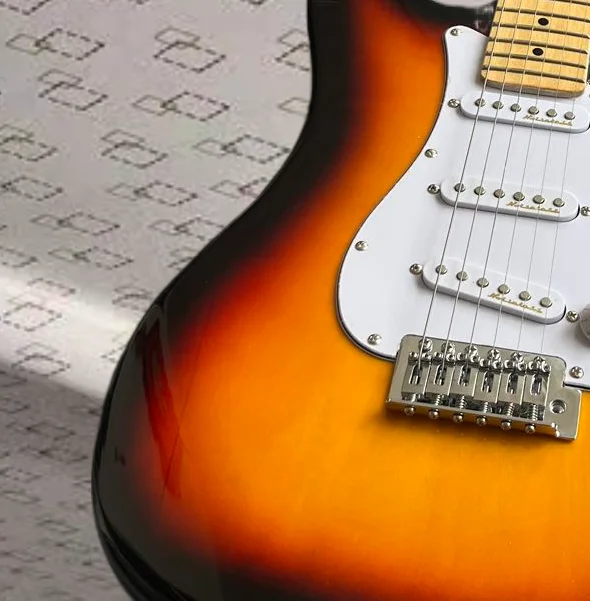 Электрическая гитара изготовленная из заводского клена и персикового дерева