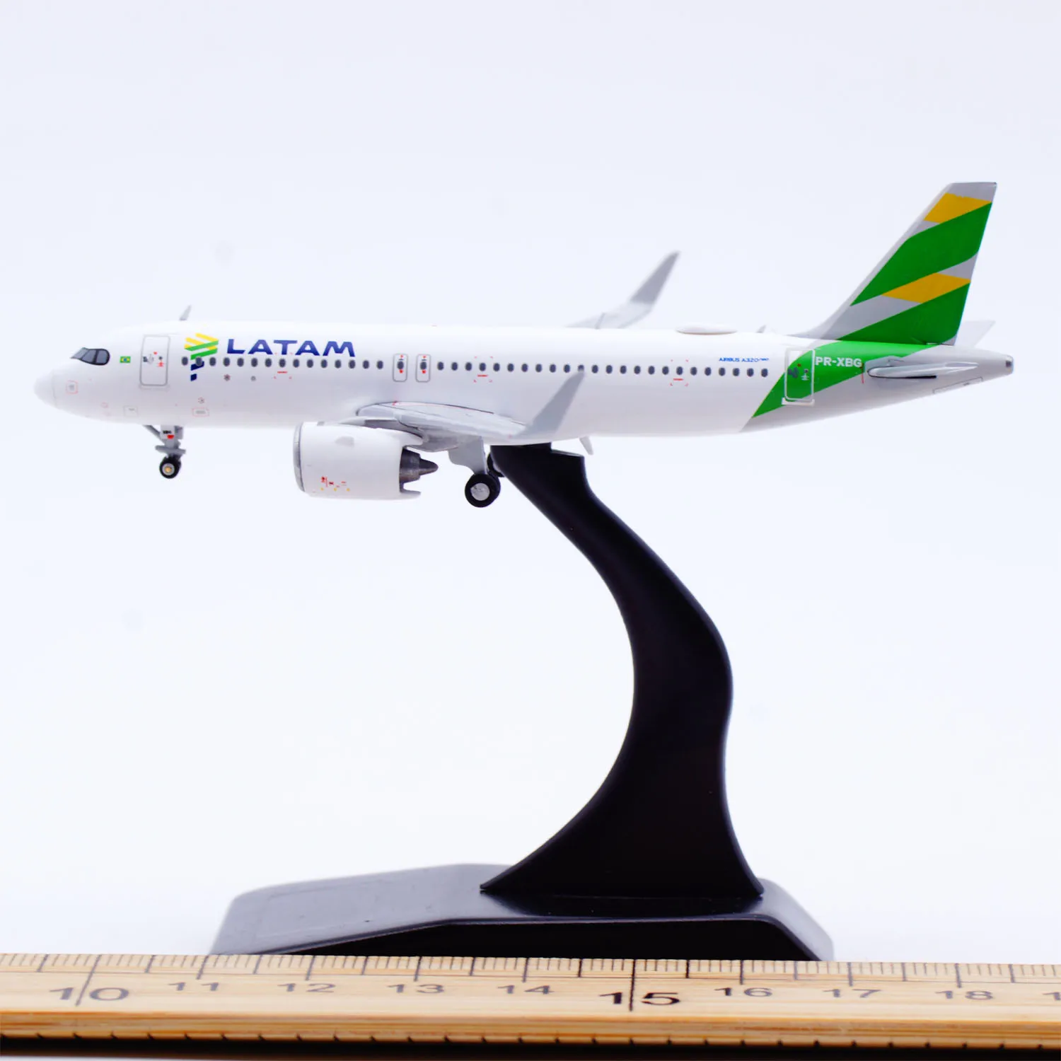 Фото Коллекционная модель самолета из сплава XX40210 JC Wings 1:400 LATAM Airlines Airbus A320neo PR-XBG с подставкой №2