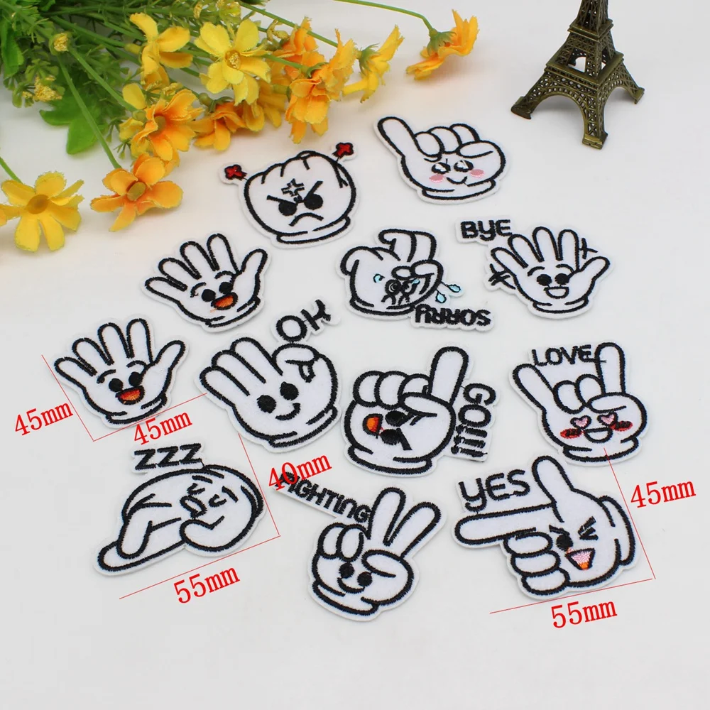 Двенадцать предметов детской одежды наклеенных утюгом для переноса вышитых