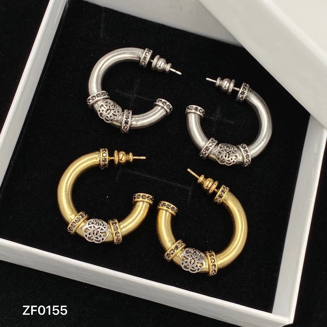 

Преувеличенные модные серьги в стиле ретро