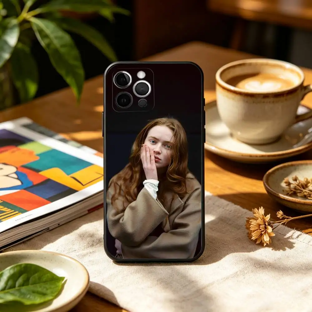 Актриса Сэди Синк. Мягкий силиконовый черный чехол для телефона для iPhone 17, 16, 15, 14, 13, 12, 11 Plus, Pro Max, XS. (art.: 3920dd0746b4c) - 3920dd0746b4c
