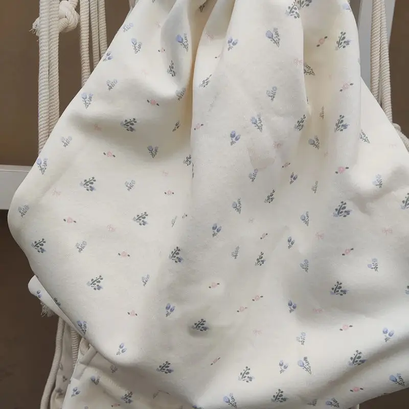 Вместительный рюкзак на шнурке с изображением милого кролика и цветов