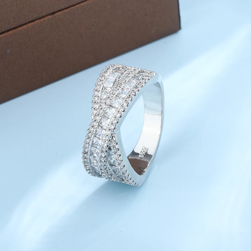 Женское кольцо с геометрическим пересечением из серебра пробы