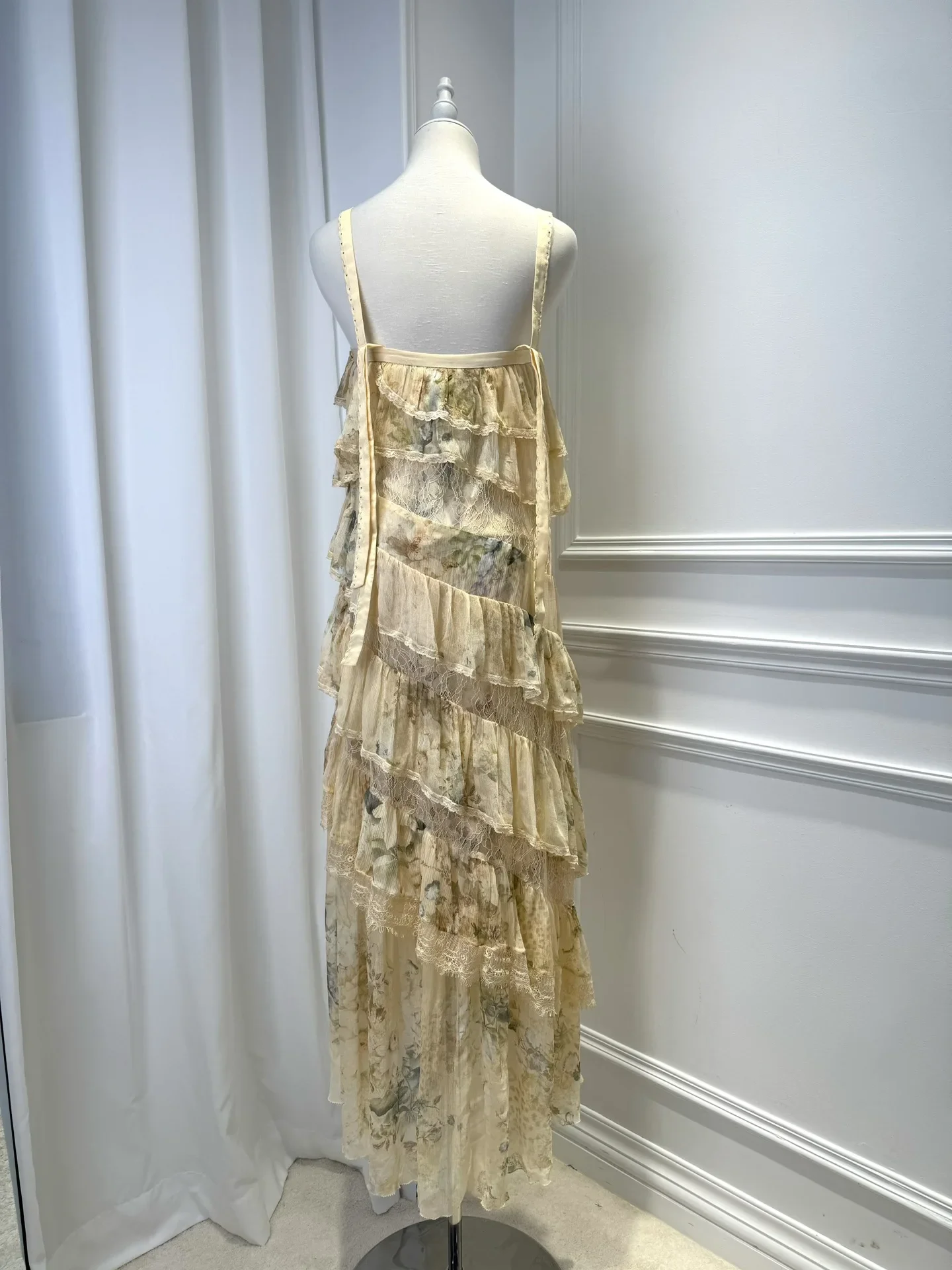 Женское шелковое платье с оборками многослойное длинное без бретелек кружевом и