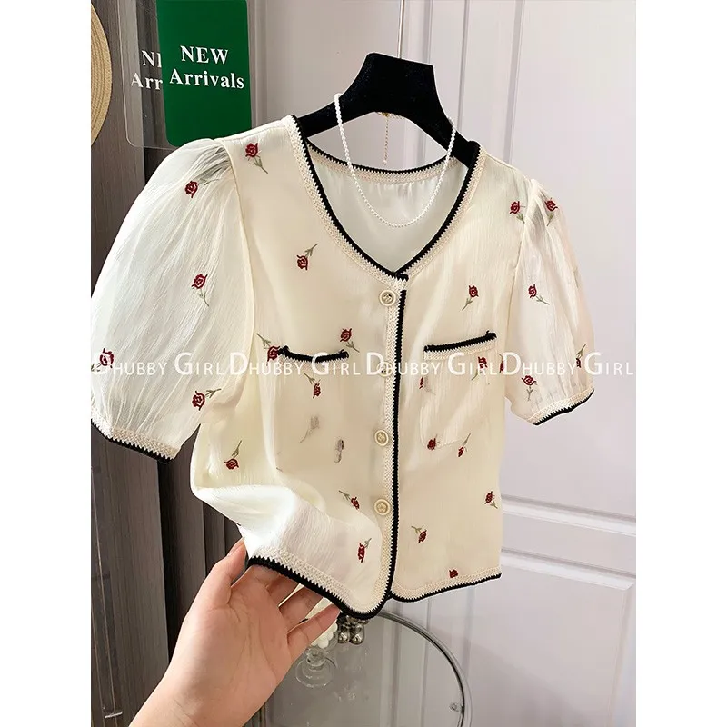 Блузка женская с цветочной вышивкой круглым вырезом и коротким рукавом