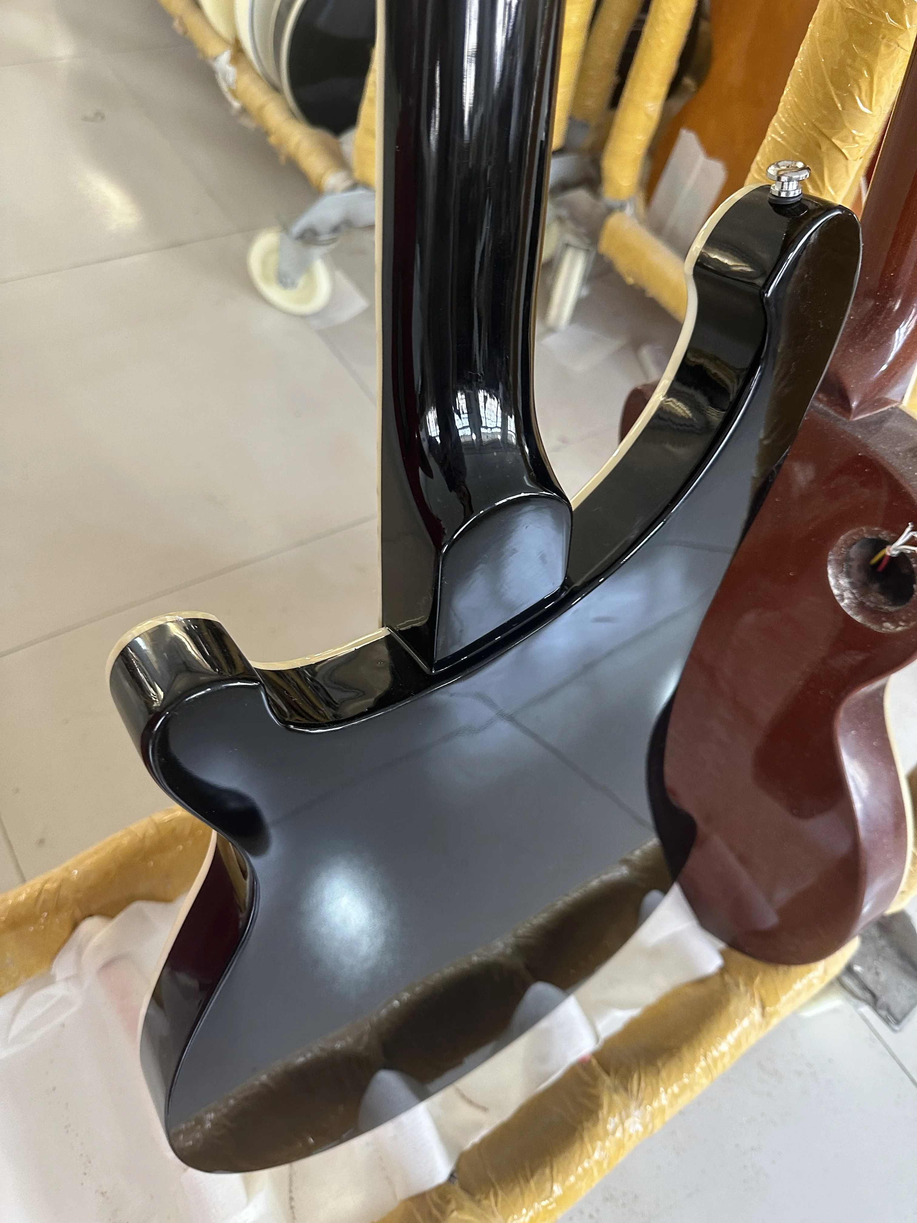 Ricken 4003 бас-гитара с подкладкой черный цвет хромированная фурнитура высокое