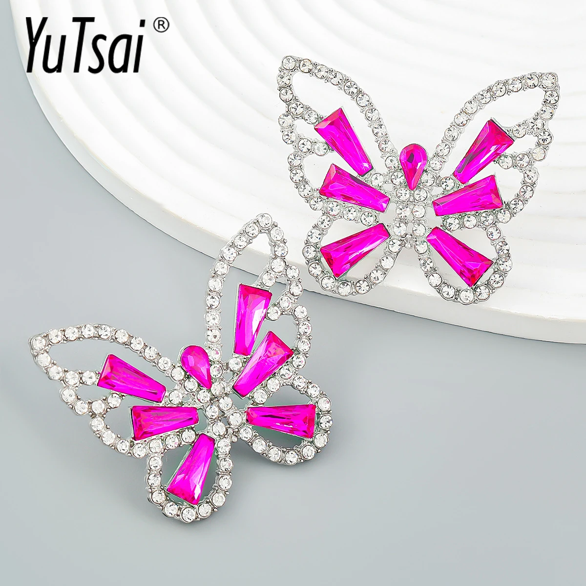 

YUTSAI Fashion 3 Color Flying Butterfly Stud Earrings Exaggerated Insect Shape Acrylic Alloy Earring for Women Jewelry YT938