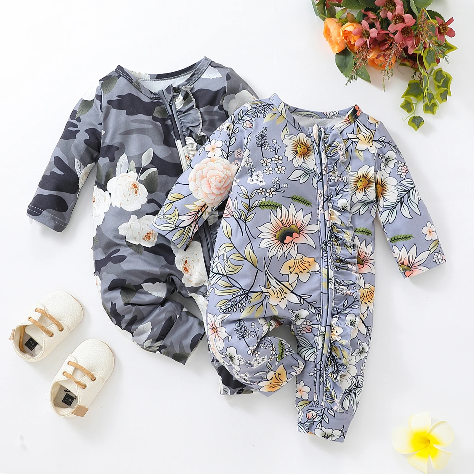 

Комбинезон с цветочным принтом, длинными рукавами и рюшами