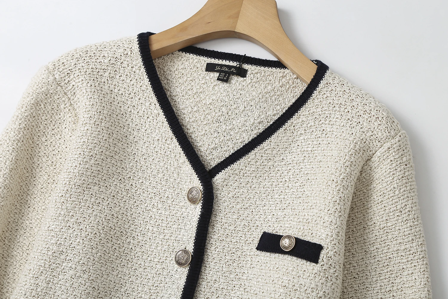 Женский короткий свитер с V-образным вырезом