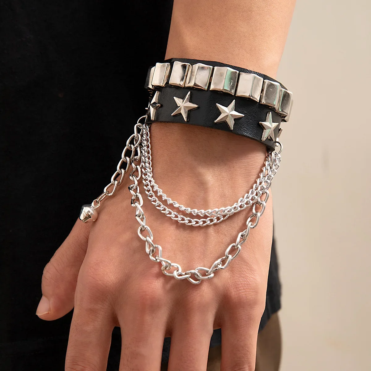 Женский кожаный браслет с заклепками и кисточкой