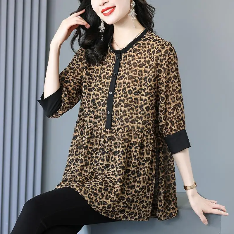 

Женская летняя блузка с коротким рукавом и круглым вырезом