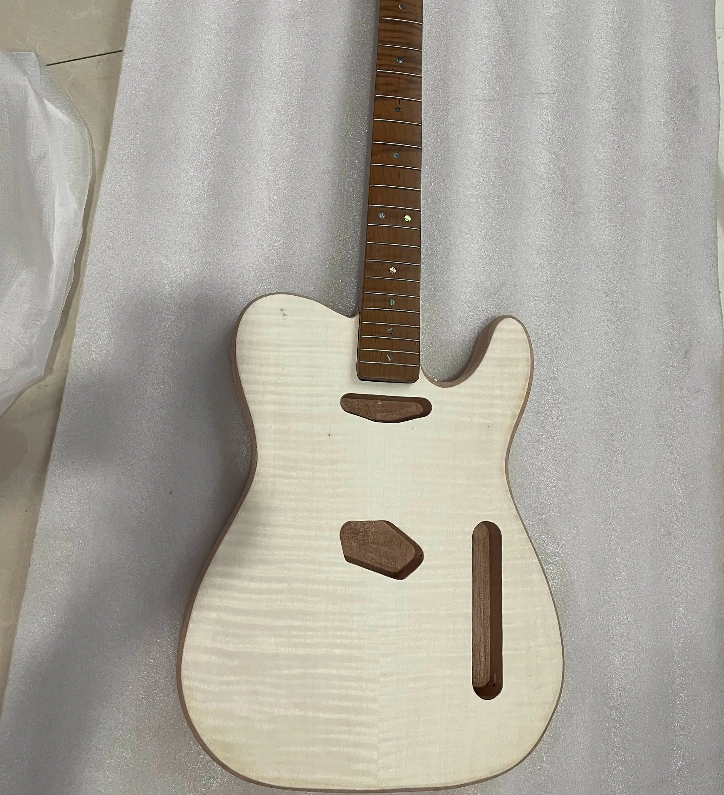 

Maple Electric Guitar Kit Parts, Maple Veneer, Neck and Body, Mahogany Wood Flame, Maple Veneer, TL, High Level, Newest