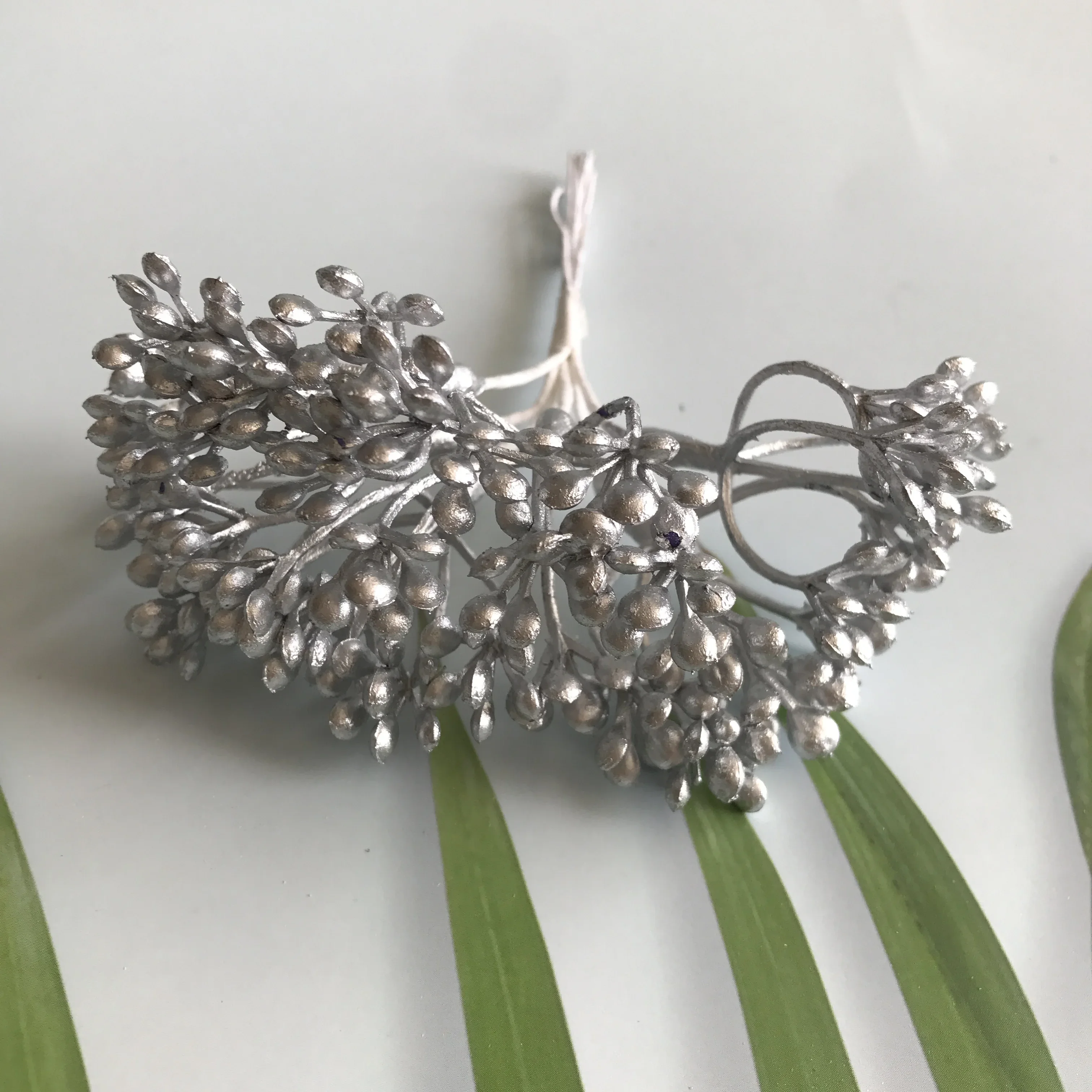 

Серебряные искусственные цветы для декора