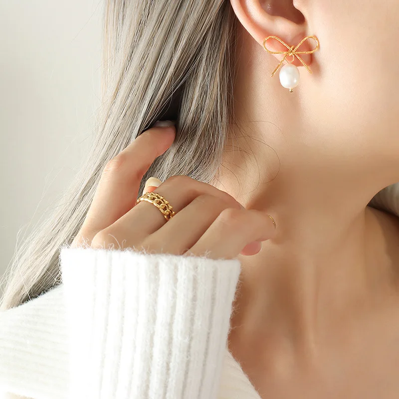

Japanese and Korean Partysu Bow Fresh Water Pearl Earrings Small Jewelry Titanium Steel Ear Studs F450