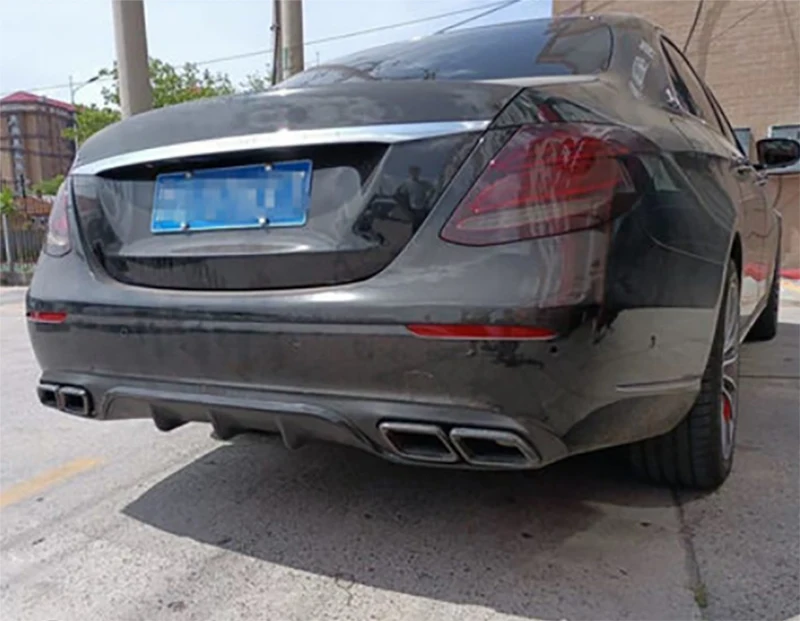 Для Benz W213 2017-2019 стандартный задний бампер автомобиля E-класса изменен на E63 AMG с диффузором заднего бампера и выхлопными трубами.