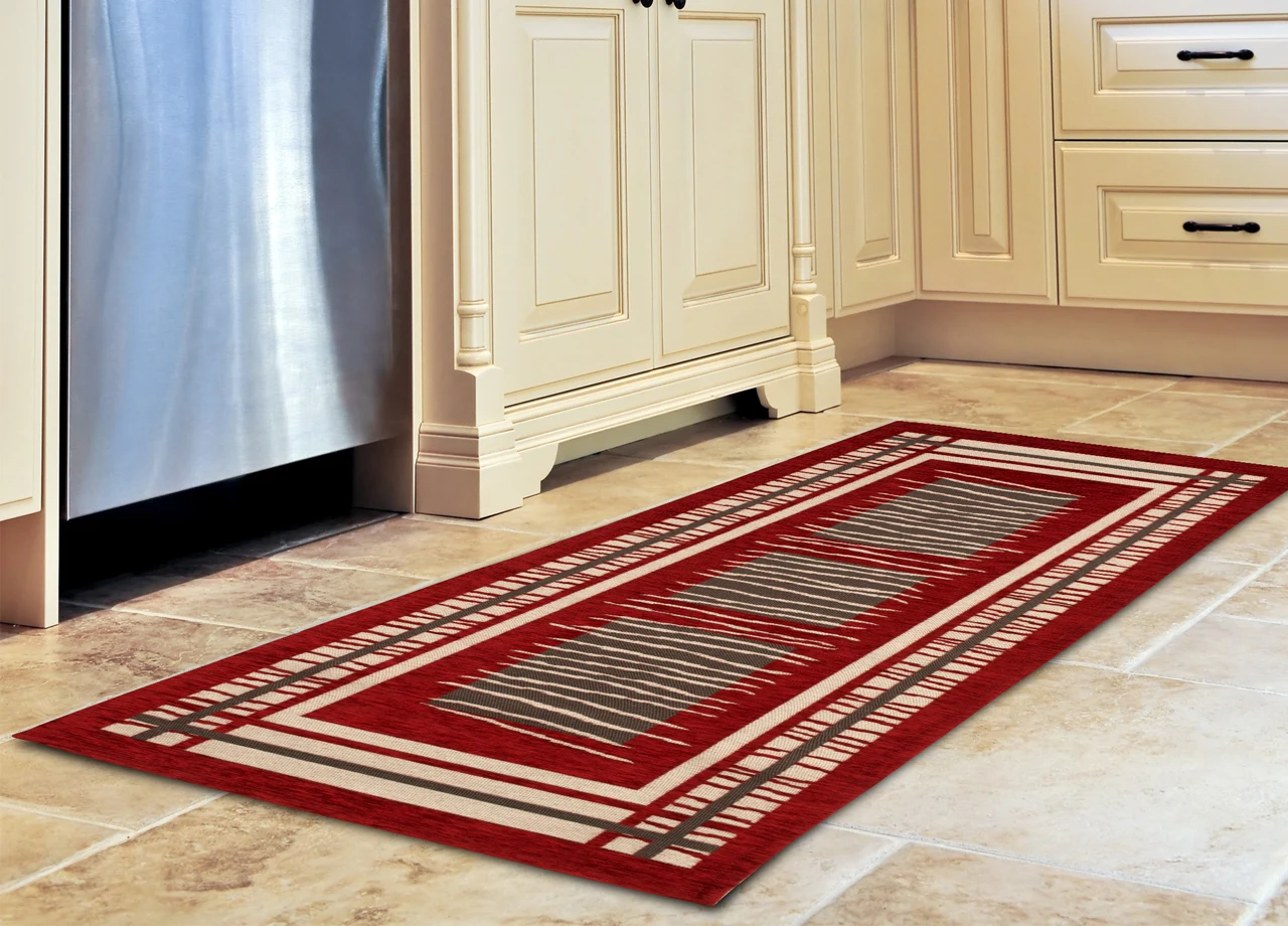 Красный ковер в прихожей