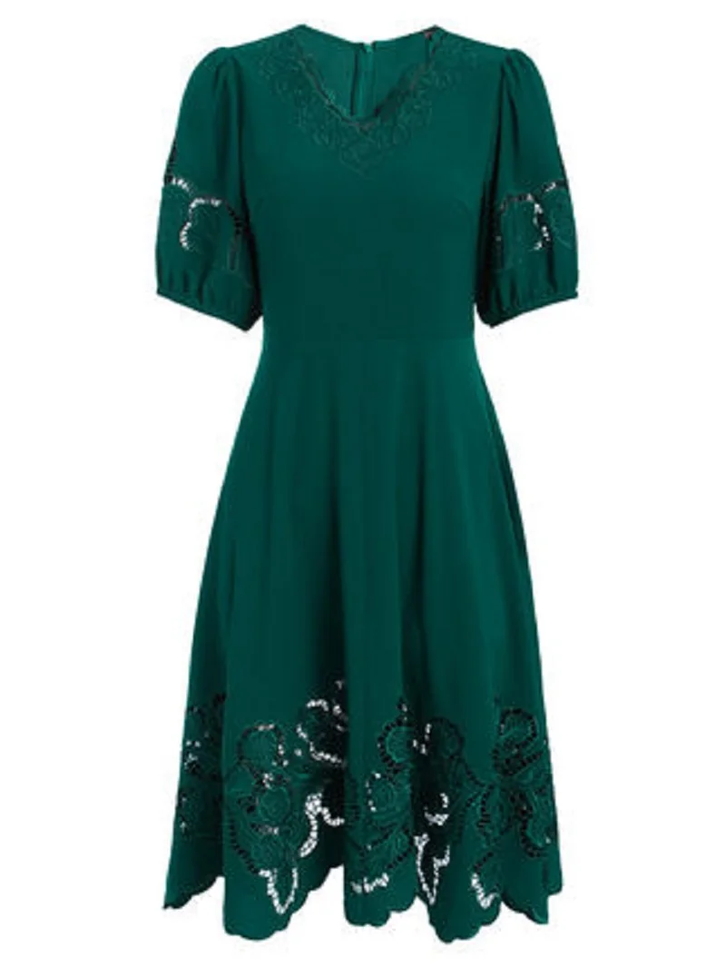 

Платье-миди с V-образным вырезом, коротким рукавом и вышивкой