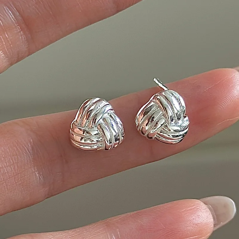 Фото Серебряные серьги-узелки S925 от Cciris.Com: корейский винтажный минималистичный дизайн, изящные украшения оптом для женщин №3
