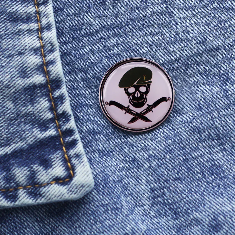 Берет-Череп Значок перекрестный нож и фотоэлемент |