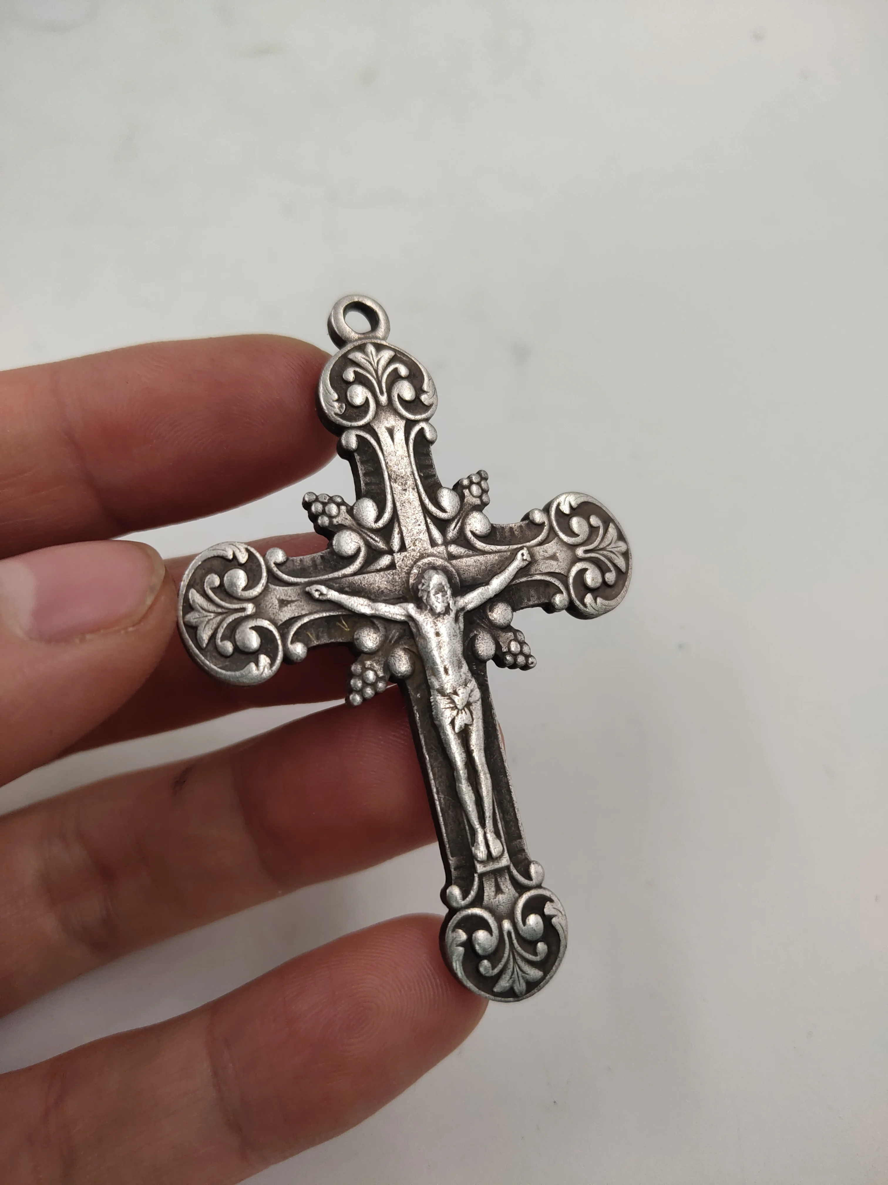 

Винтажная подвеска в виде статуи из белой меди