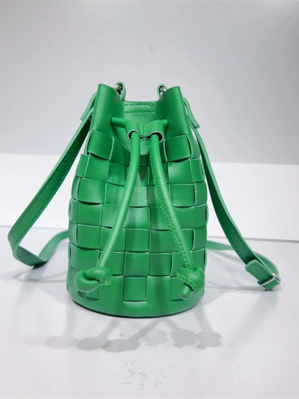 Новая модная тканая сумка-ведро на плечо универсальная однотонная женская сумка