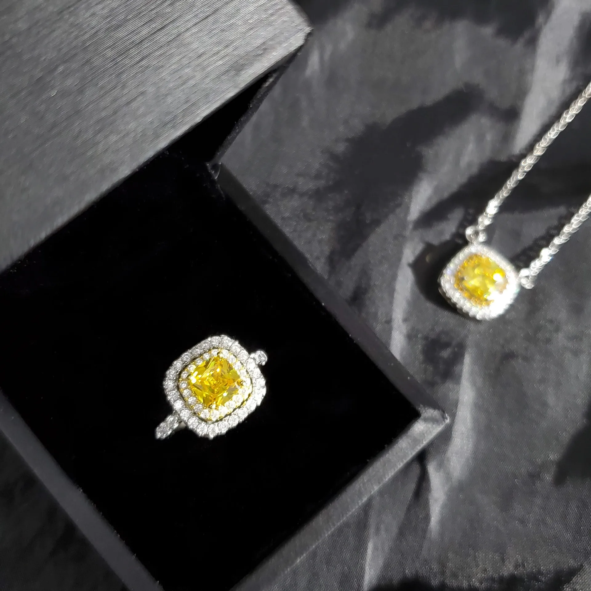 

Fashion Trend Big Shiny Yellow Zircon Adult Ring Opening Adjustable Hip-Hop Metal Necklace Set Full Rhinestone Chic Accessories