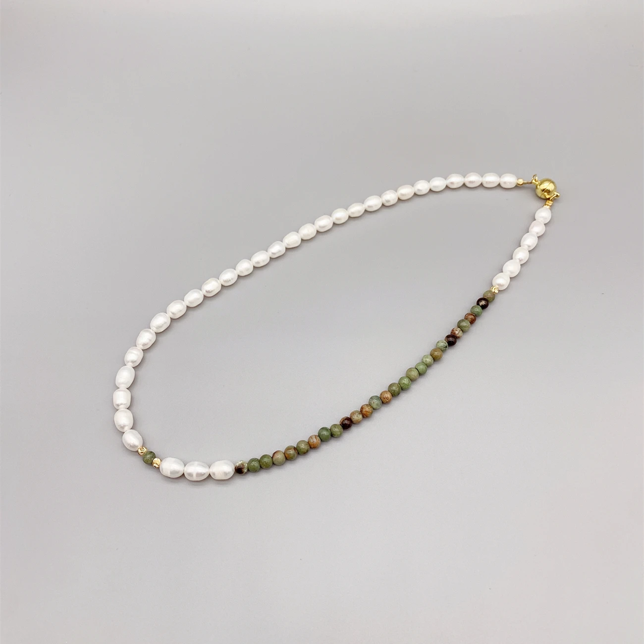

FoLisaUnique 4mm Green Opal 6-7mm White Rice Pearl Stone Necklace For Women Earthy Style Classic Casual Choker